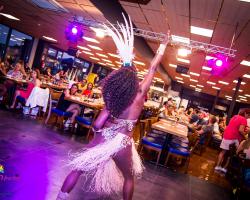 AKONI MENDES - Danseuse professionnelle Brésilienne, cours de danse brésilienne, spectacle et show brésilien