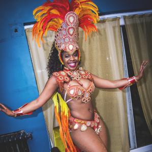 AKONI MENDES - Danseuse professionnelle Brésilienne, cours de danse brésilienne, spectacle et show brésilien