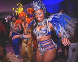 AKONI MENDES - Danseuse professionnelle Brésilienne, cours de danse brésilienne, spectacle et show brésilien